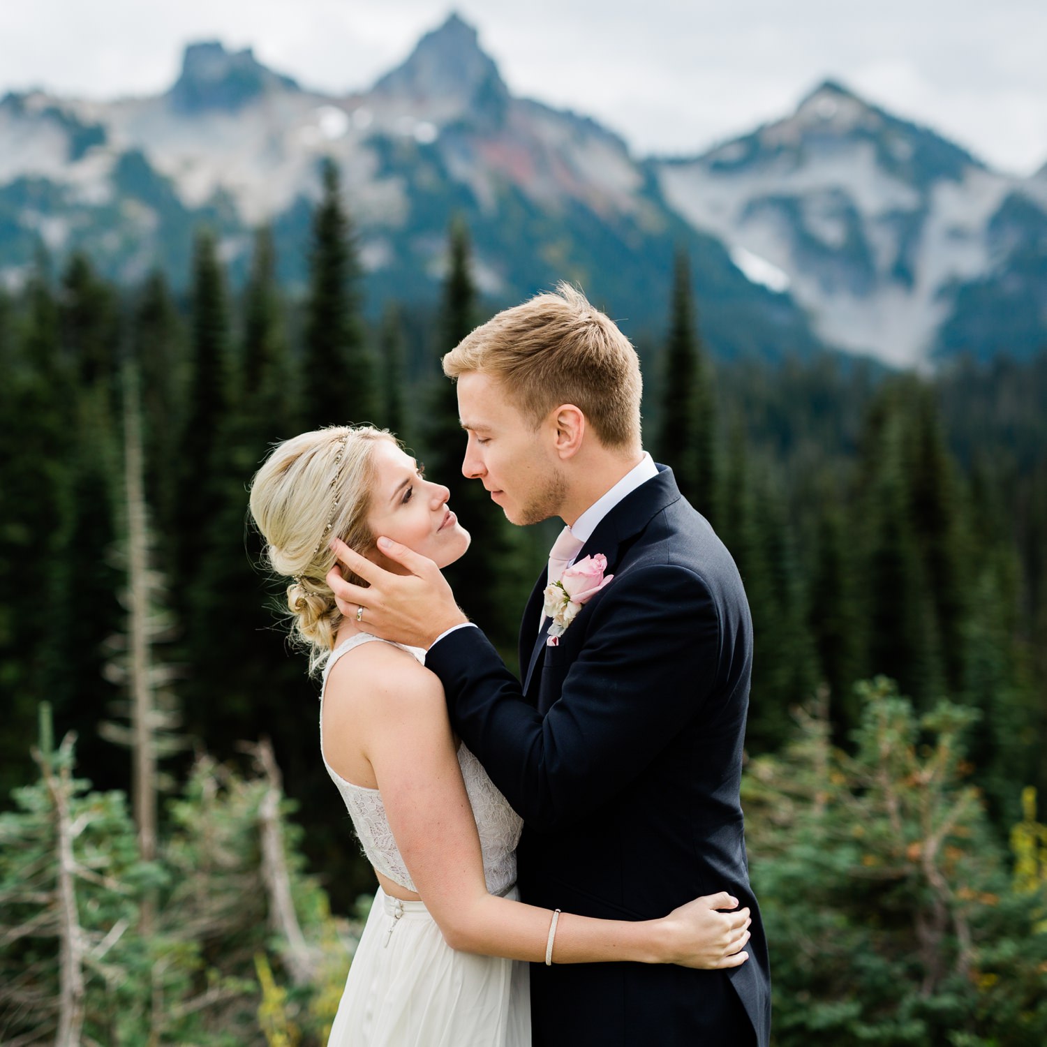 couple eloping at mount rainier national park